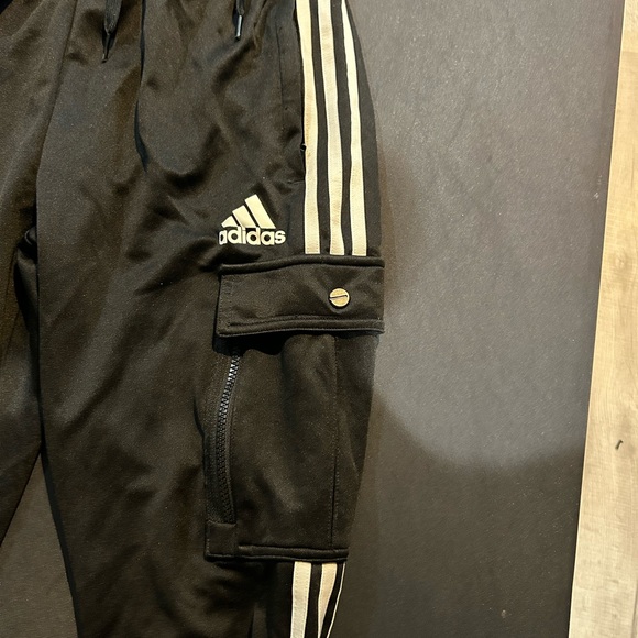Adidas Pants with Zipper Pockets - Secure Storage Meets Comfort - Picture 8 of 8